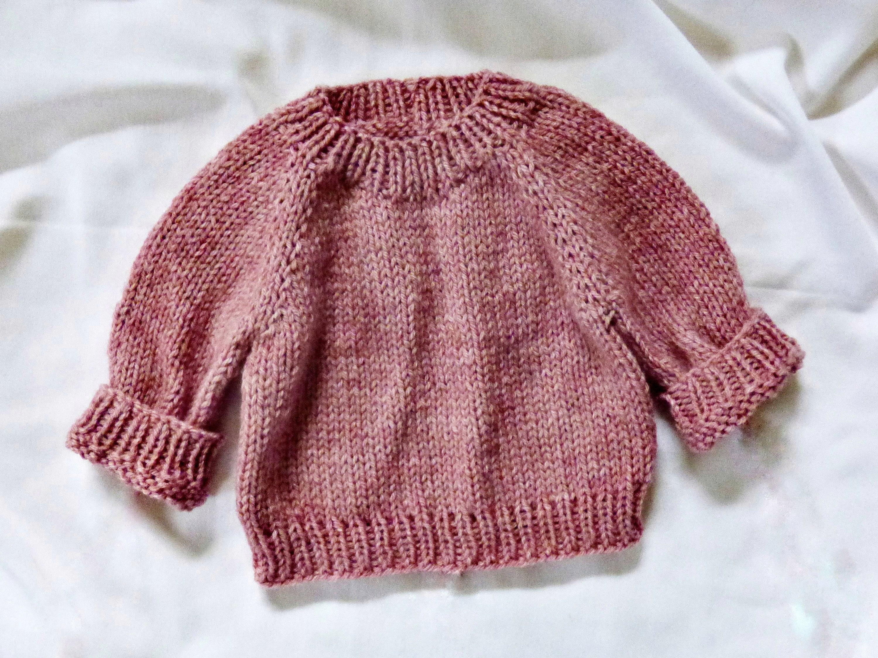 Knitting Pattern - The Poppy Baby Pullover (top-down). Sizes: 0-3 (3-6) 6-12 (12-24) months. Download PDF in English