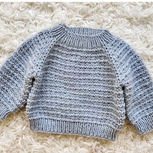 Knitting Pattern - The Skylar Baby Pullover (top-down). Sizes: 0-3 (3-6) 6-12 (12-24) months. Download PDF in English