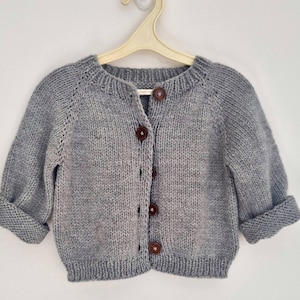 Knitting Pattern - The Poppy Cardigan (seamless). Sizes: 3-4 (5-6) 7-8 (9-10) 11-12 years. Download PDF in English