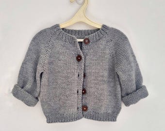 Knitting Pattern - The Poppy Cardigan (seamless). Sizes: 3-4 (5-6) 7-8 (9-10) 11-12 years. Download PDF in English