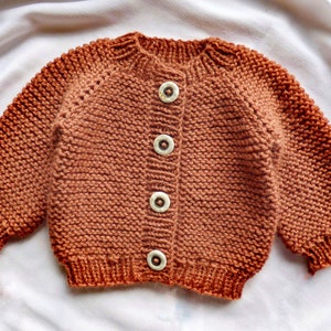 Knitting Pattern - The Mere baby cardigan (top-down). Sizes: 0-3 (3-6) 6-12 (12-24) months. Download PDF in English