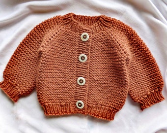 Knitting Pattern - The Mere baby cardigan (top-down). Sizes: 0-3 (3-6) 6-12 (12-24) months. Download PDF in English