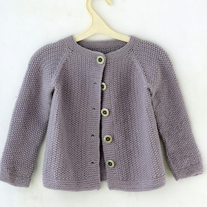 Knitting Pattern - The Cerri Cardigan (top-down). Sizes: 3-4 (5-6) 7-8 (9-10) 11-12 years. Download PDF in English