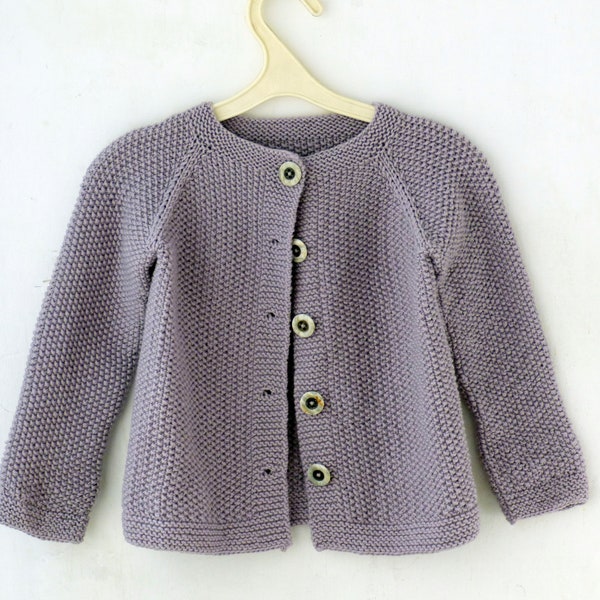 Modèle de tricot - Cerri Cardigan (de haut en bas). Tailles : 3-4 (5-6) 7-8 (9-10) 11-12 ans. Télécharger le PDF en anglais