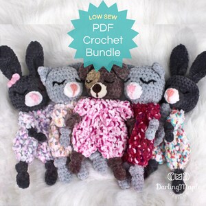 Può includere: Un set di cinque giocattoli amigurumi all'uncinetto, tra cui un coniglio, un gatto, un orso e altri due conigli. I giocattoli indossano tutti il pigiama e sono sdraiati su una superficie bianca e soffice. L'immagine include il testo "LOW SEW PDF Crochet Bundle".