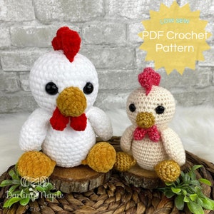 Op de afbeelding: Twee gehaakte amigurumi-kippen speelgoed, een wit met een rode kam en de andere crème met een roze kam. Beide hebben zwarte ogen en een gele snavel. De speelgoedjes zitten op houten schijven en een geweven mand. De afbeelding bevat de tekst "LOW SEW PDF Crochet Pattern".