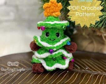 Könnte beinhalten: Ein grüner gehäkelter Weihnachtsbaum mit weißem Besatz und bunten Glöckchen. Der Baum hat eine braune gehäkelte Basis und einen Stern oben. Der Text "LOW SEW PDF Crochet Pattern" befindet sich auf einem gelben Stern.