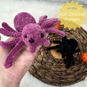 Könnte beinhalten: Ein Häkelmuster für eine lila und schwarze Spinne. Das Muster ist ein PDF-Download und trägt die Aufschrift "NO SEW PDF Crochet Pattern".