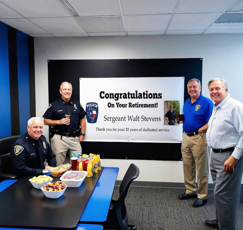 以下が含まれることがあります： Congratulations On Your Retirement! Sergeant Walt Stevens. Thank you for your 20 years of dedicated service. と書かれた大きな白いバナーの近くに4人が立ったり座ったりしています。バナーには警察のバッジのロゴと小さな写真が印刷されています。