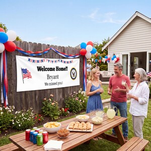 Peut inclure: Une f&ecirc;te de bienvenue dans un jardin avec une banni&egrave;re indiquant "Welcome Home!! Bryant We missed you!". La banni&egrave;re pr&eacute;sente un drapeau am&eacute;ricain et un embl&egrave;me militaire. Des d&eacute;corations et des ballons rouges, blancs et bleus sont visibles.