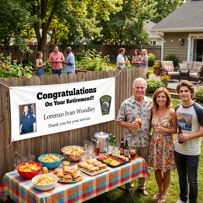 以下が含まれることがあります： Congratulations On Your Retirement!! Lorenzo Ivan Woodley Thank you for your serviceという文字、警察官の写真、ボストン警察のエンブレムが印刷された、木製のフェンスに掲示された白い長方形の退職祝い用バナー。