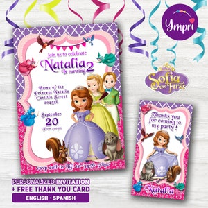 Puede incluir: Una invitación de color morado y rosa con un tema de princesa para una fiesta de cumpleaños de una niña de 2 años. La invitación presenta una imagen de dibujos animados de la princesa Sofía del programa de Disney "Sofia la Primera". El texto de la invitación dice "Únete a nosotros para celebrar Natalia 2 años".