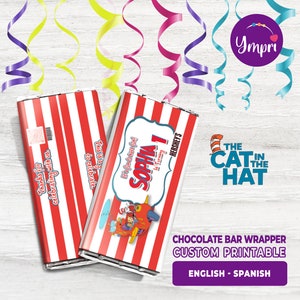 Puede incluir: Envoltorio de barra de chocolate Hershey's a rayas rojas y blancas con un mensaje personalizado para el primer cumpleaños de Sophia. El envoltorio presenta una ilustración del personaje del Gato en el Sombrero del libro de Dr. Seuss.