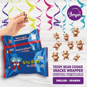 Puede incluir: Un envoltorio de bocadillos azul con ribete rojo presenta el texto "Gigi & Oli Turn ONE" y "Teddy Grahams". La imagen incluye varias galletas de ositos de peluche y serpentinas de colores. También es visible el texto "TEDDY BEAR COOKIE SNACKS WRAPPER CUSTOM PRINTABLE".