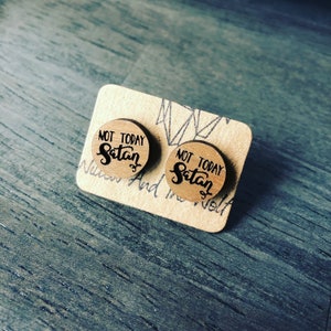 Not Today Satan Earrings - Pendientes de madera. Pendientes de poste de madera. Pendientes de vibraciones positivas.