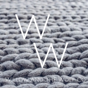 Puede incluir: Primer plano de una superficie gris texturizada con el texto "Willow and the Wolf Co." en letras blancas. Las letras "WW" est&aacute;n apiladas una encima de la otra en un estilo minimalista.