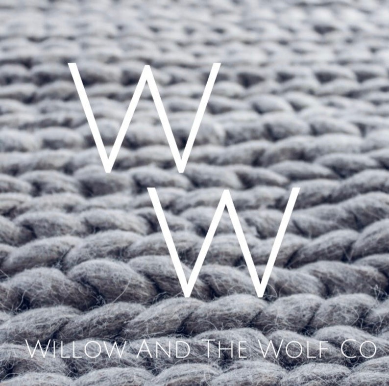 Puede incluir: Primer plano de una superficie gris texturizada con el texto "Willow and the Wolf Co." en letras blancas. Las letras "WW" est&aacute;n apiladas una encima de la otra en un estilo minimalista.