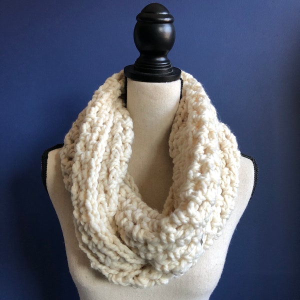 Cream Chunky Knit Womens Scarf. Cream Wedding Scarf. Bulky Crochet Cowl. Oversized Infinity Cowl. Big Knit Cowl. Ivory Wedding Cowl