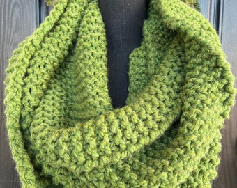 Écharpe verte de Noël en tricot. Foulard infini surdimensionné. Écharpe en grosse maille. Cadeau pour moi. Accessoires pour femmes. Accessoires d'hiver.