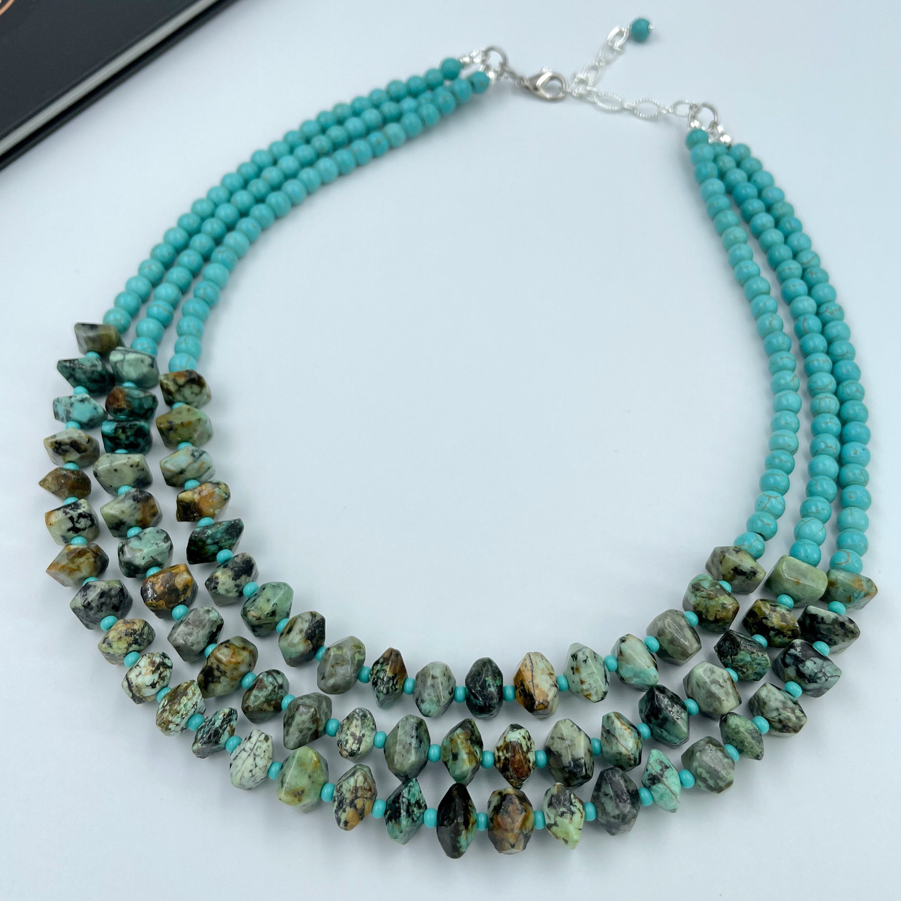 Kiszu チャンキービブステートメントネックレス マルチレイヤー アップグレード トレンディシードビーズ クラスターカラー チョーカーネックレス レディース ブルーターコイズ マルチレイヤーネックレス、チャンキービーズ