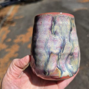 Puede incluir: Un letrero de madera rústica con el texto "Welcome to our home" en letras blancas. El letrero presenta un acabado envejecido y un diseño simple y acogedor, perfecto para la decoración de la puerta principal.