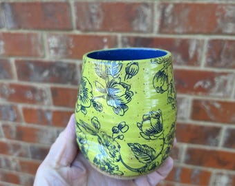 Vaso de cerámica hecho a mano – Copa de vino de gres con diseño floral en verde chartreuse y cobalto