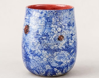 Vaso de cerámica hecho a mano con diseño de mariquita – Taza de gres azul con estampado floral e interior rojo.