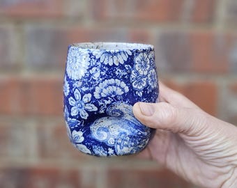 Vaso de cerámica azul con diseño floral pintado a mano – Copa de cóctel con hendidura para el pulgar