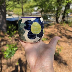 Taza de cerámica con diseño floral esgrafiado hecho a mano - Taza de café grande de 355 ml con interior morado - Cerámica tallada única - Taza con diseño de jardín botánico