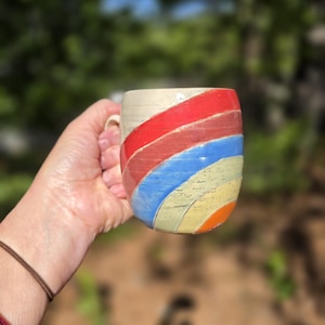 Tazza in ceramica dipinta a mano con arcobaleno / Tazza da caffè in ceramica realizzata a mano / Regalo unico e colorato per gli amanti del tè / lgbtq