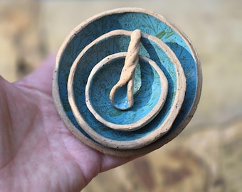 Juego de cuencos apilables de cerámica hechos a mano con cuchara, juego de platos anulares botánicos turquesa, cuencos pequeños de cerámica de arcilla moteada, plato pequeño para preparar alimentos y salero.