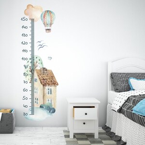 Può includere: Un grafico di crescita in stile acquerello con una casa, una mongolfiera e degli uccelli. Il grafico è stampato su uno sfondo bianco e include misure in centimetri da 76 a 381.