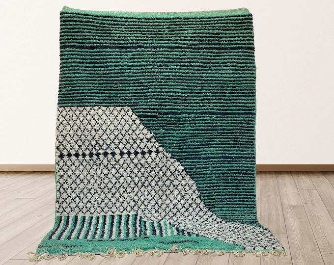 Moroccan Handmade Wool Area Rug: Authentic Berber Design.