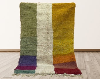 Handwoven Moroccan Wool Area Rug: Bohemian Floor Covering.