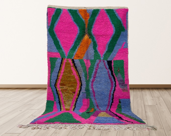 Vibrant Handmade Moroccan Area Rug: Unique Geometric Pattern.