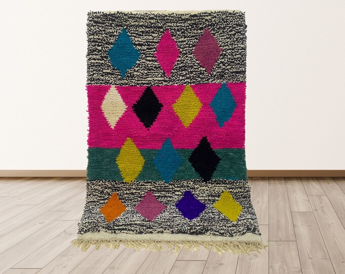 Moroccan Handmade Area Rug: Unique Diamond Design.