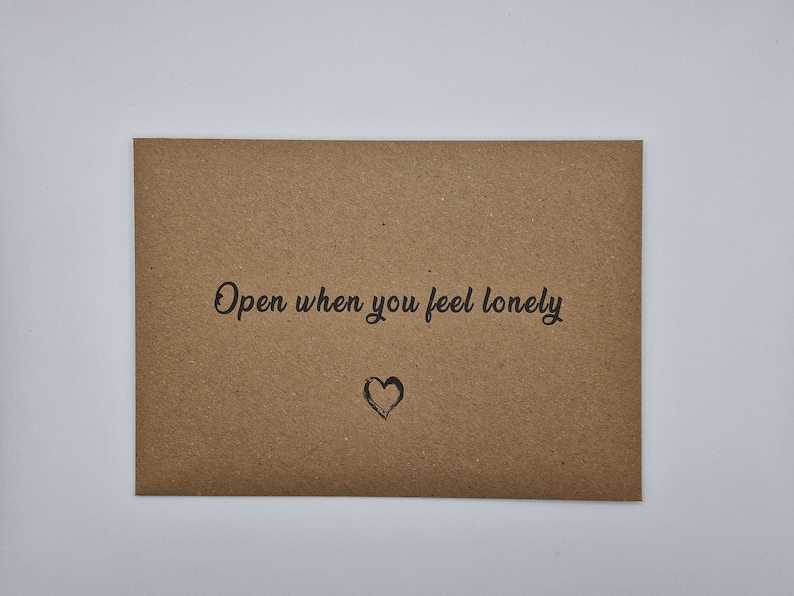 K&ouml;nnte beinhalten: Ein brauner Umschlag mit dem Text "Open when you feel lonely" und einem kleinen gezeichneten Herzen.