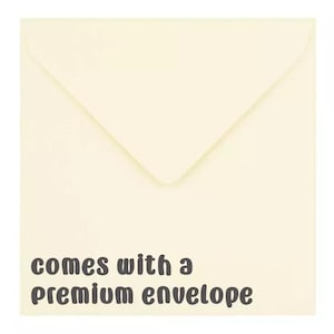 K&ouml;nnte beinhalten: Eine cremefarbene Umschlag mit dem Text "comes with a premium envelope" in Dunkelbraun. Der Umschlag ist geschlossen und hat eine dreieckige Klappe.