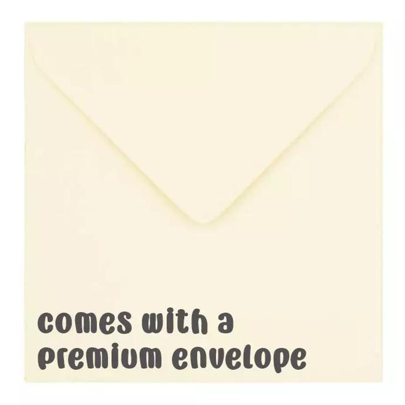 K&ouml;nnte beinhalten: Eine cremefarbene Umschlag mit dem Text "comes with a premium envelope" in Dunkelbraun. Der Umschlag ist geschlossen und hat eine dreieckige Klappe.