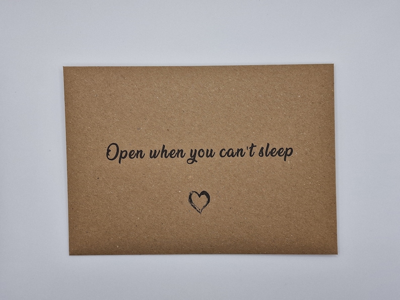 K&ouml;nnte beinhalten: Ein brauner Papierumschlag mit dem Text "Open when you can't sleep" und einem kleinen gezeichneten Herzen.