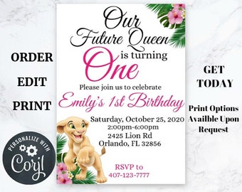 Può includere: Un invito stampabile per un primo compleanno. L'invito presenta un cucciolo di leone dei cartoni animati, fiori rosa e il testo "La nostra futura regina compie un anno". L'invito include anche la data, l'ora e il luogo della festa.