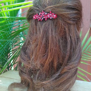 Complete your fashionable hairstyle with this vintage design hair accessory