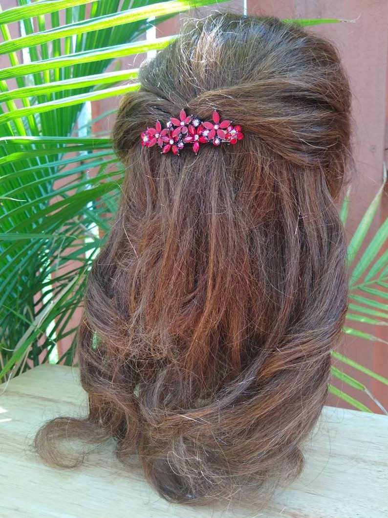 Complete your fashionable hairstyle with this vintage design hair accessory