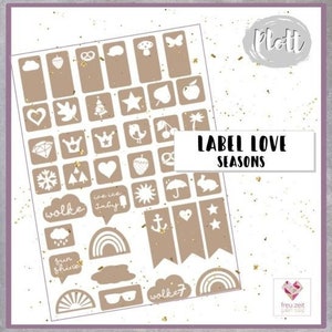 Könnte beinhalten: Ein Blatt braunes Papier mit 36 weißen Schablonen zum Basteln. Die Schablonen beinhalten verschiedene Formen und Designs, wie Wolken, Herzen, Sterne, Bäume und einen Pilz. Das Blatt ist mit "Label Love Seasons" beschriftet.