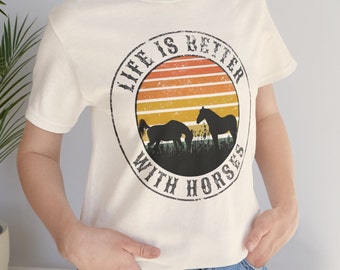 Maglietta in jersey unisex super morbida "La vita è migliore con i cavalli" bella + tela regalo di abbigliamento equestre per gli amanti dei cavalli vintage country western