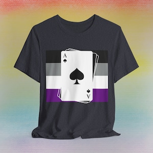 Super weiches "Ace of Spades Pride Flag" Unisex Jersey T-Shirt Grafik bella + canvas Gay Geschenk LBGTQ + Asexual Deck Karten demisexual queer