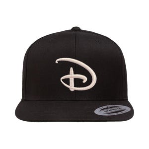 Disney "D" Hüte | Bestickt auf Flex Fit Hats, verstellbare Dad Hats, SnapBack Flat Bill Hats und Truckers