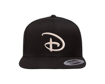 Disney "D"-kepsar | Broderade på Flex Fit-kepsar, justerbara "Dad"-kepsar, SnapBack Flat Bill-kepsar och truckerkepsar