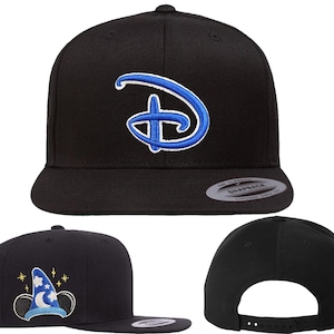 Czapki Disney „D” Sorcerer Mickey | Haftowane na czapkach SnapBack Flat Bill, czapkach Flex Fit i regulowanych czapkach „Tata”