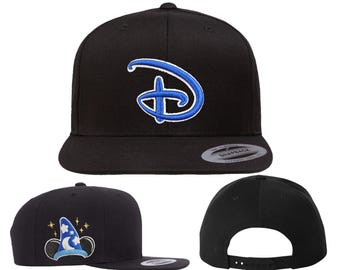 Chapeaux de sorcier Mickey Disney « D » | Broderie sur des chapeaux SnapBack Flat Bill, des chapeaux Flex Fit et des chapeaux « papa » réglables